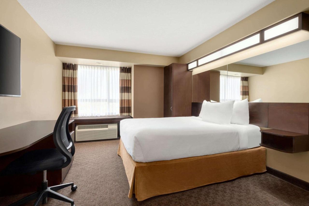 Microtel Inn And Suites By Wyndham Weyburn Ngoại thất bức ảnh
