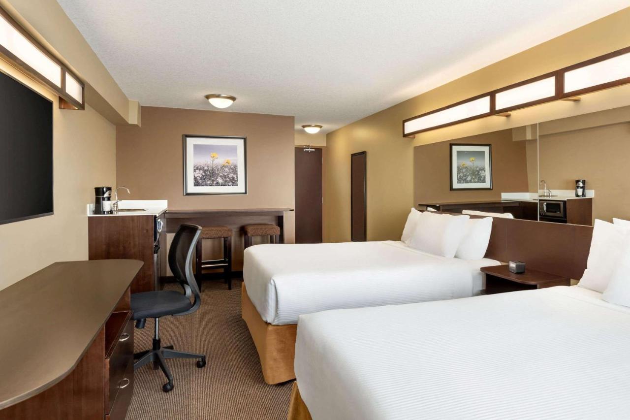 Microtel Inn And Suites By Wyndham Weyburn Ngoại thất bức ảnh