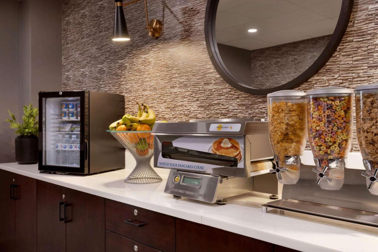 Microtel Inn And Suites By Wyndham Weyburn Ngoại thất bức ảnh
