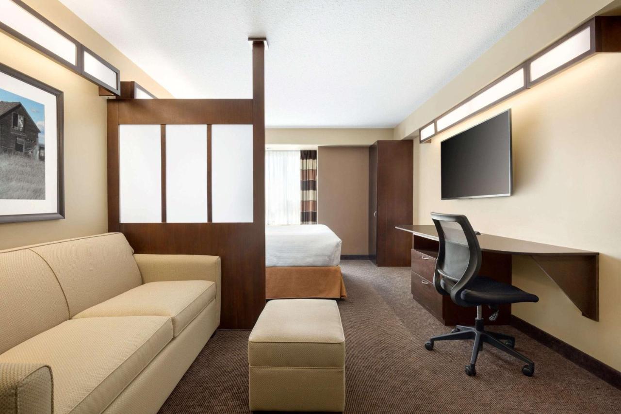 Microtel Inn And Suites By Wyndham Weyburn Ngoại thất bức ảnh