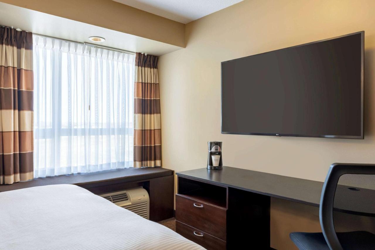 Microtel Inn And Suites By Wyndham Weyburn Ngoại thất bức ảnh