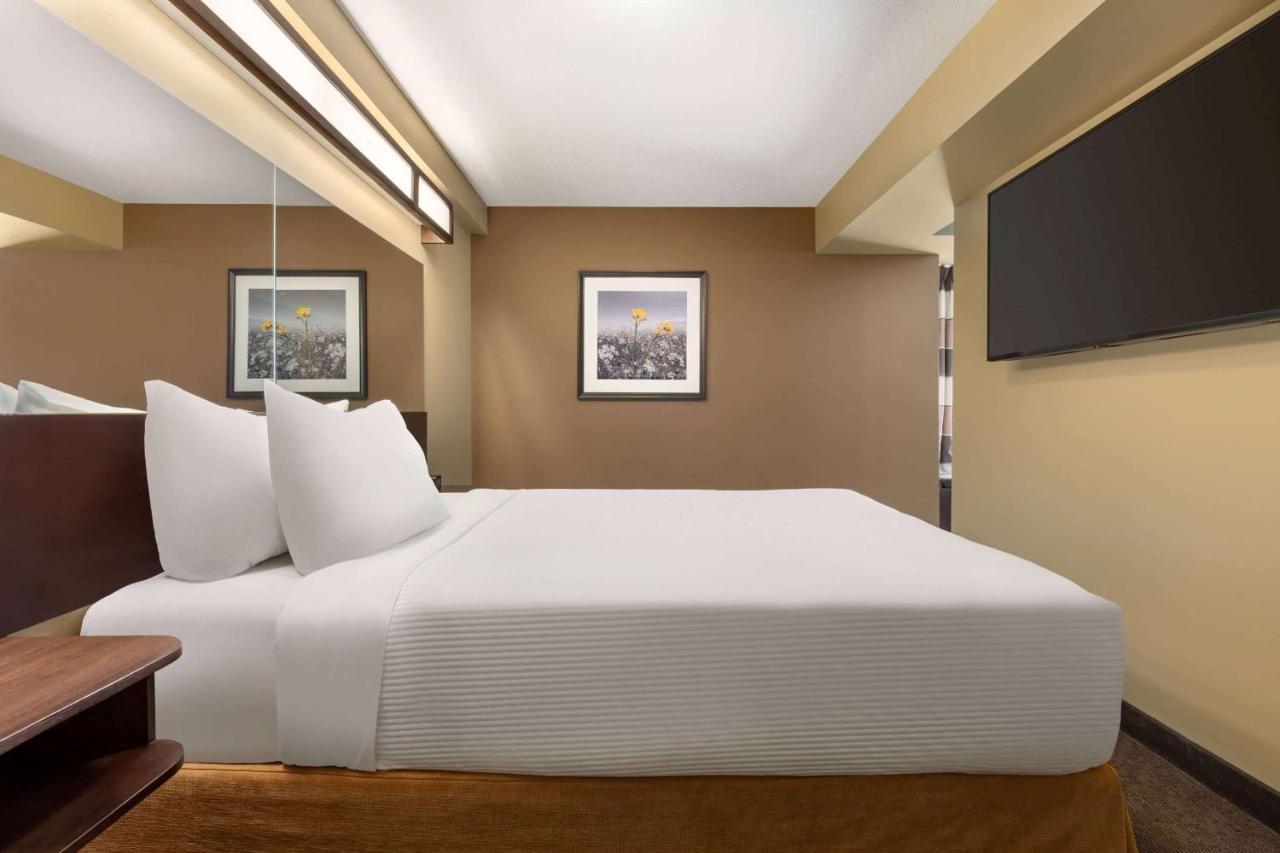 Microtel Inn And Suites By Wyndham Weyburn Ngoại thất bức ảnh