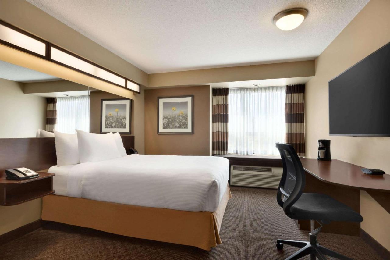 Microtel Inn And Suites By Wyndham Weyburn Ngoại thất bức ảnh