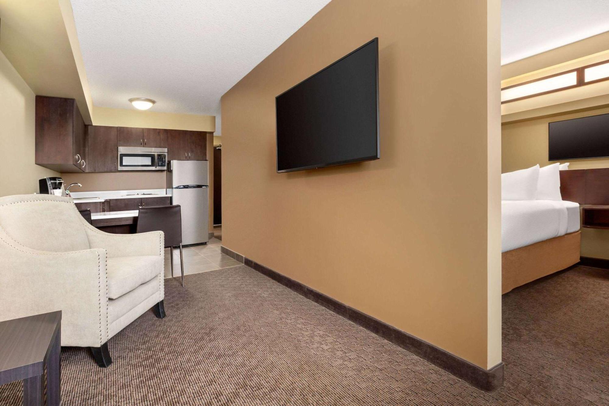 Microtel Inn And Suites By Wyndham Weyburn Ngoại thất bức ảnh