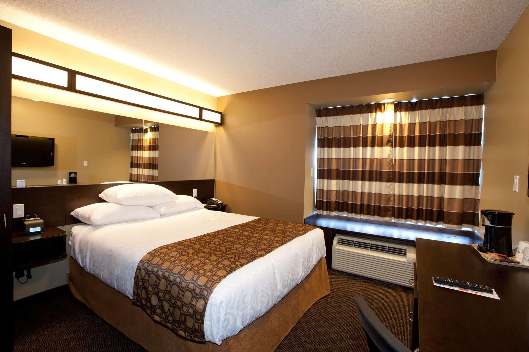 Microtel Inn And Suites By Wyndham Weyburn Ngoại thất bức ảnh