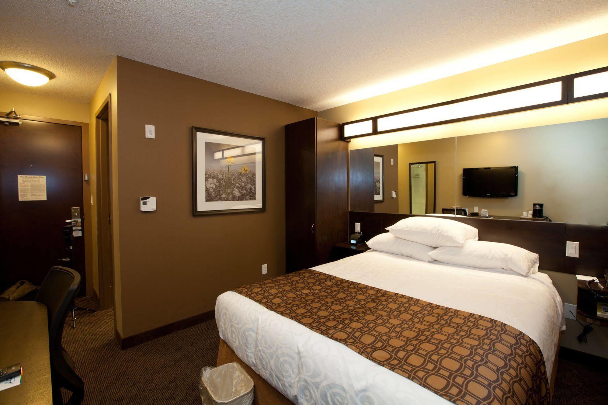 Microtel Inn And Suites By Wyndham Weyburn Ngoại thất bức ảnh
